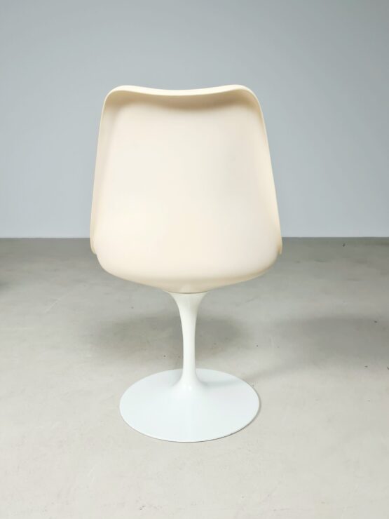 Eero Saarinen Tulip chair, Knoll