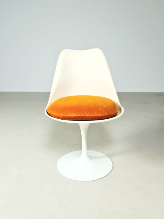 Eero Saarinen Tulip chair, Knoll