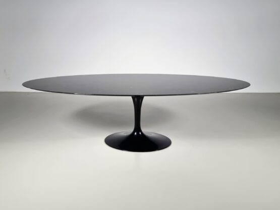 Eero Saarinen Tulip table, Knoll