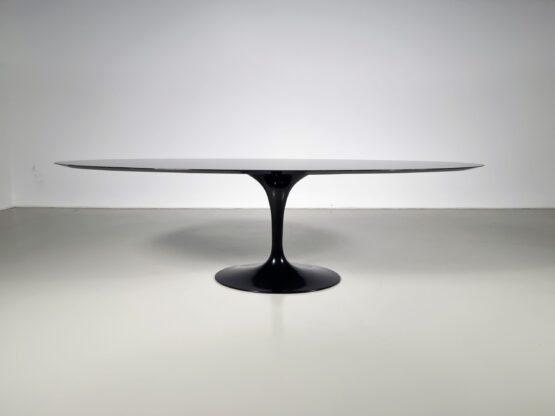 Eero Saarinen Tulip table, Knoll