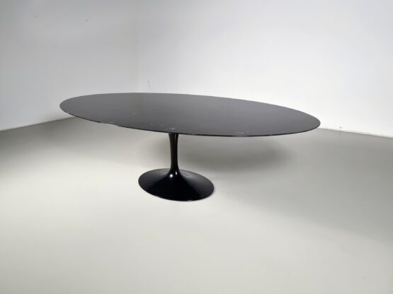 Eero Saarinen Tulip table, Knoll