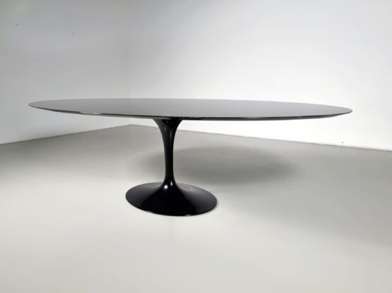 Eero Saarinen Tulip table, Knoll