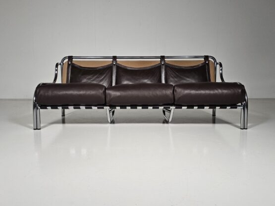 Stringa sofa, Gae Aulenti