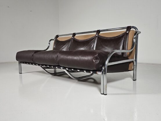 Stringa sofa, Gae Aulenti