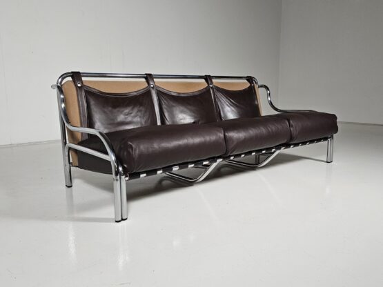 Stringa sofa, Gae Aulenti